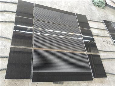 Oltin pardali qora granit plitkalari