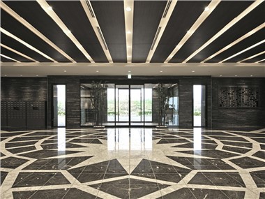 Kulrang marmar plitkani osib qo'ying